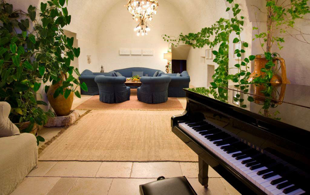 Masseria Torre Coccaro, la sala con il pianoforte a coda Yamaha